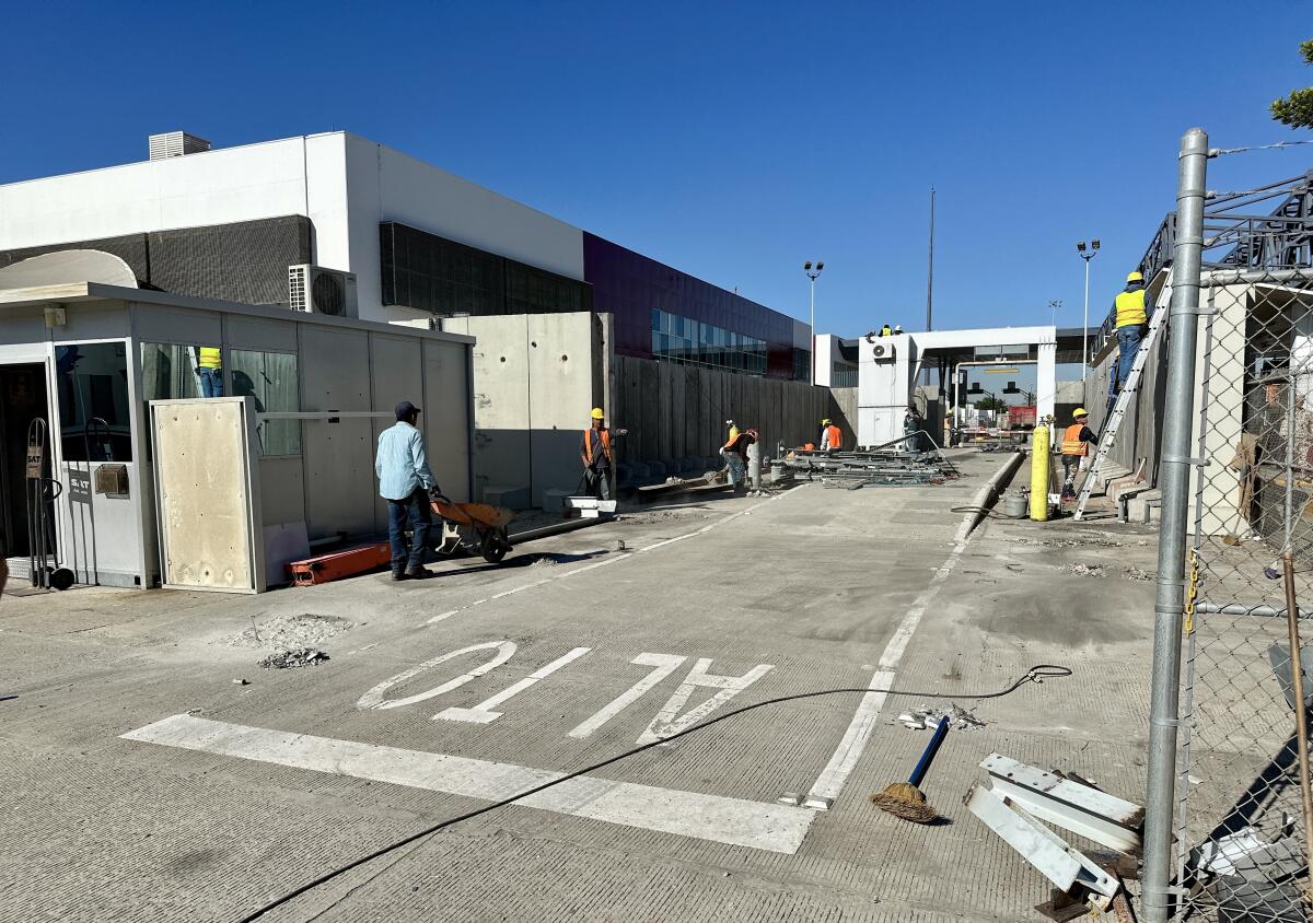 Obras para demoler una área de revisión en desuso en la aduana mexicana El Chaparral en Tijuana