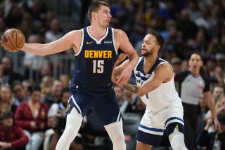 El serbio Nikola Jokic, de los Nuggets de Denver, intenta avanzar frente a Kyle Anderson, de los Timberwolves de Minnesota, en el duelo del miércoles 10 de abril de 2024 (AP Foto/David Zalubowski)