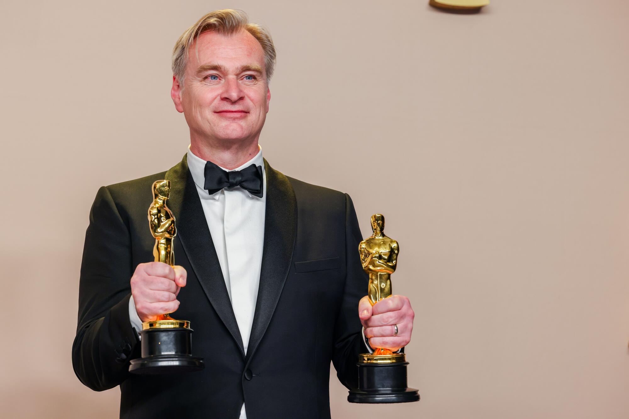 Christopher Nolan posa con el Oscar a la Mejor Película por "Oppenheimer" y al Mejor Director en la sala de