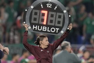 La árbitro asistente Stephanie Frappart, de Francia, muestra un cartel con siete minutos de tiempo añadido durante el partido del Grupo C del Mundial que enfrentó a México con Polonia, en el estadio 974 en Doha, Qatar, el 22 de noviembre de 2022. (AP Foto/Moisés Castillo)
