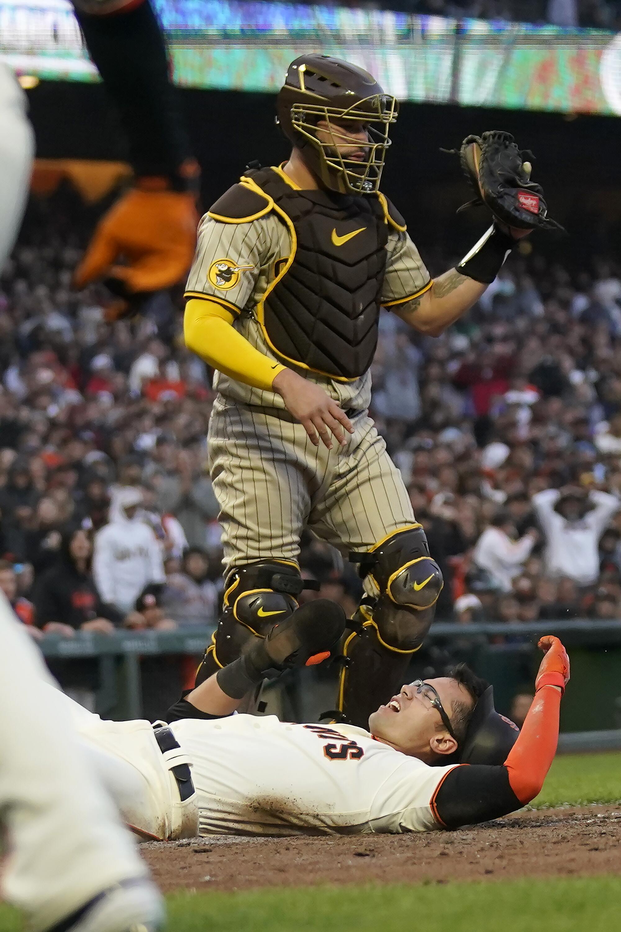 Winning streak snapped, SF Giants still hold edge over underachieving  Padres 