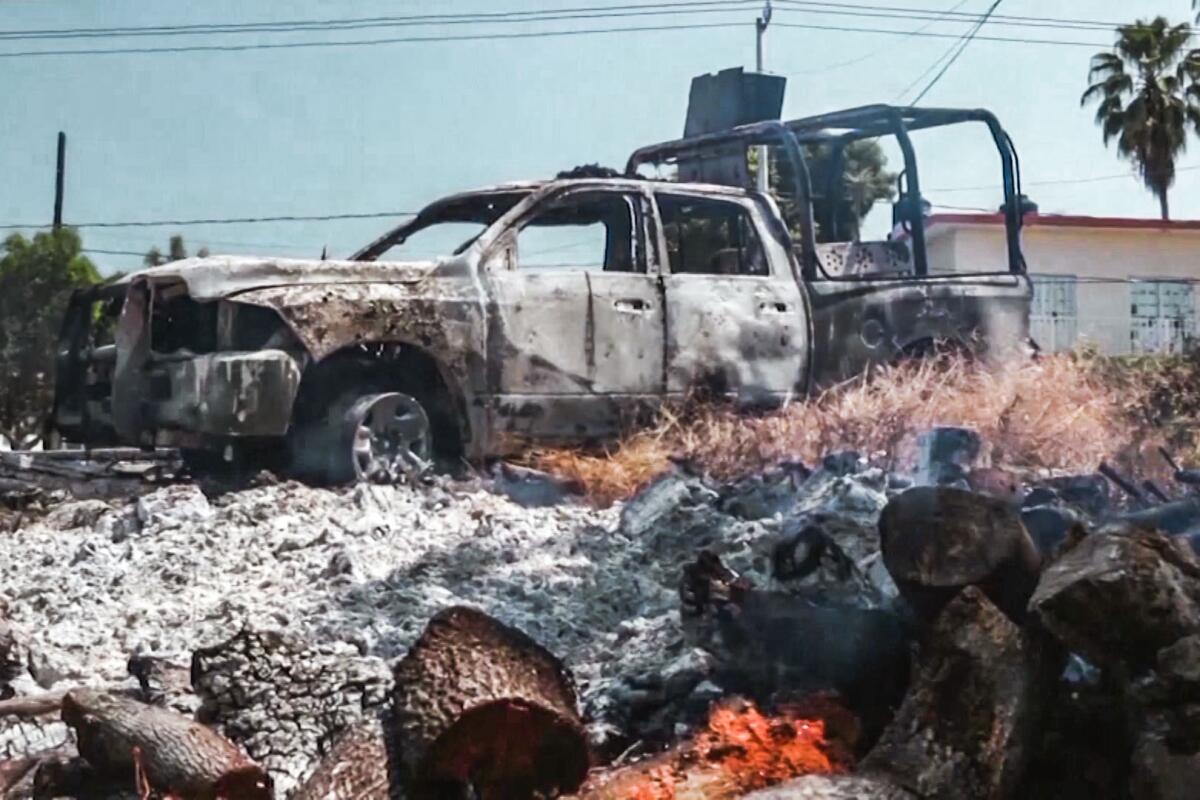 Una camioneta quemada es testigo de la violencia que se vive en el estado de Michoacán