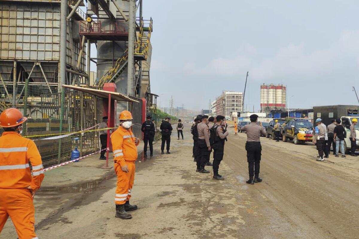 Policías y trabajadores se encuentran cerca del sitio donde explotó el horno de una fundidora de acero 