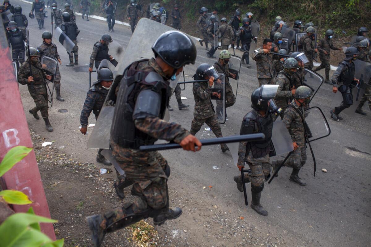 Soldados y agentes de la policía de Guatemala persiguen a unos grupos de migrantes 
