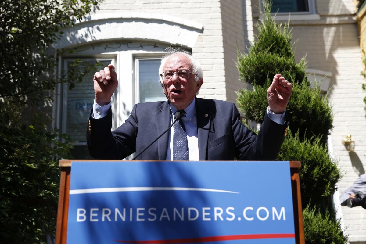El aspirante presidencial demócrata Bernie Sanders habla en las afueras de las oficinas de su campaña en Washington el martes, 14 de junio del 2016.(AP Foto/Alex Brandon)