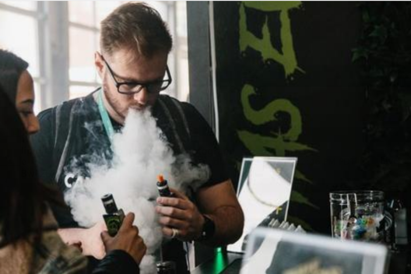 Un hombre expulsa vapor por la boca durante la tercera edición de "Vapevent Trade Show", una feria comercial que recoge las últimas tendencias de vapeo,el jueves 28 de marzo en Nueva York (Estados Unidos). EFE/ Alba Vigaray/Archivo