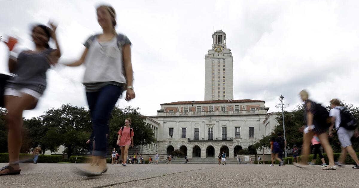 Os presidentes da Universidade do Texas aprovam restrições ao ensino de “assuntos desnecessariamente controversos”.