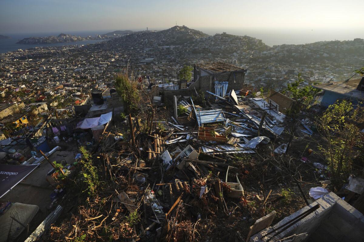 Vista aérea de las casas destruidas por el huracán Otis,