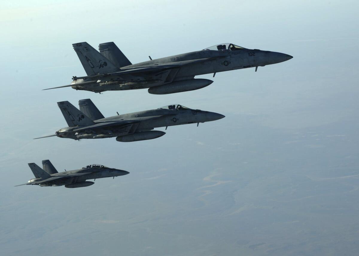 Fotografía facilitada por el Departamento de Defensa de EE. UU. (DoD) el jueves 25 de septiembre de 2014 de varios aviones de combate F-18E Super Hornets de la Marina estadounidense tras repostar en el aire en el norte de Irak el pasado 23 de septiembre.