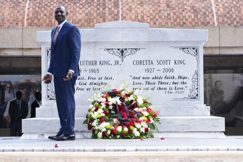 El presidente de Kenia, William Ruto, hace una pausa después de depositar una corona de flores en las tumbas de Martin Luther King Jr. y Corett Scott King, durante una visita al King Center, el lunes 20 de mayo de 2024, en Atlanta. (Foto AP/John Bazemore)