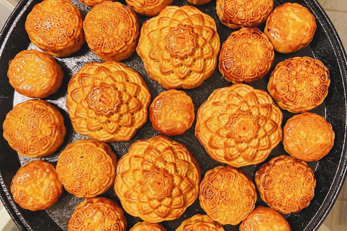 A tray of mooncakes from Kien Giang Bakery.