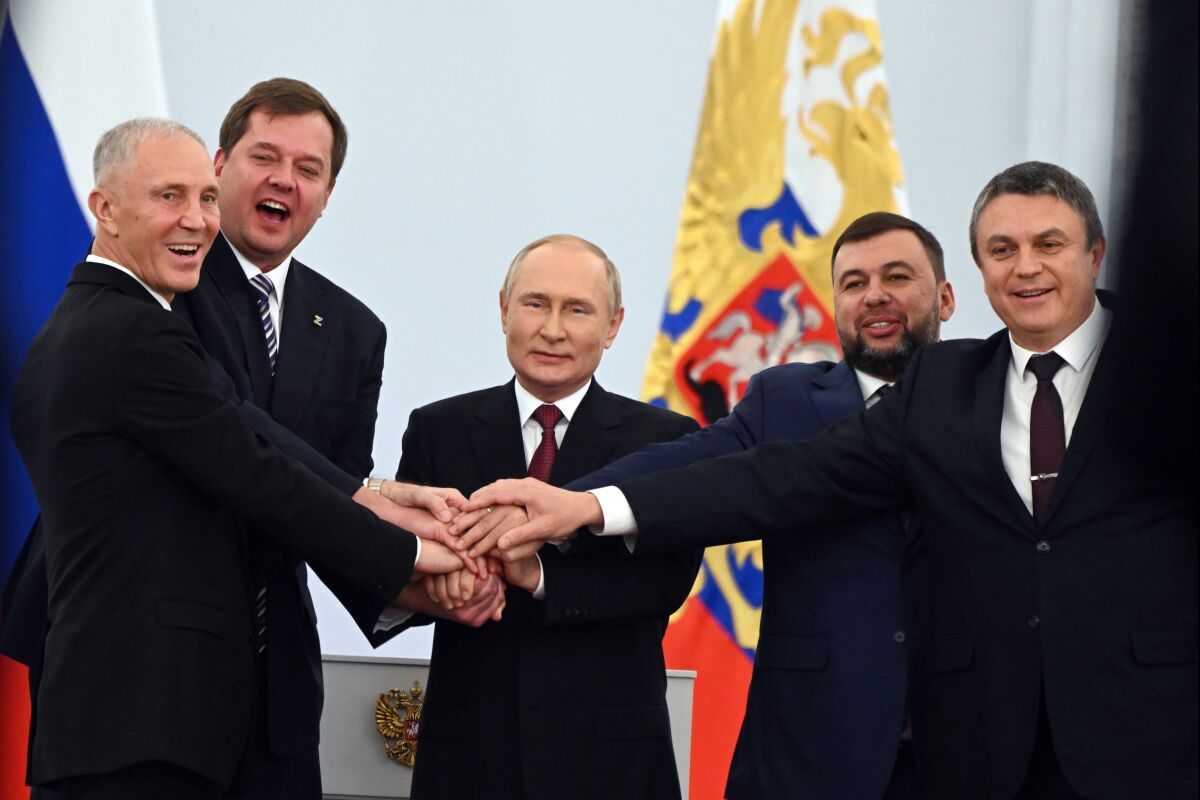 ARCHIVO - De izquierda a derecha, el líder nombrado por Moscú para la región de Jersón, Vladimir Saldo