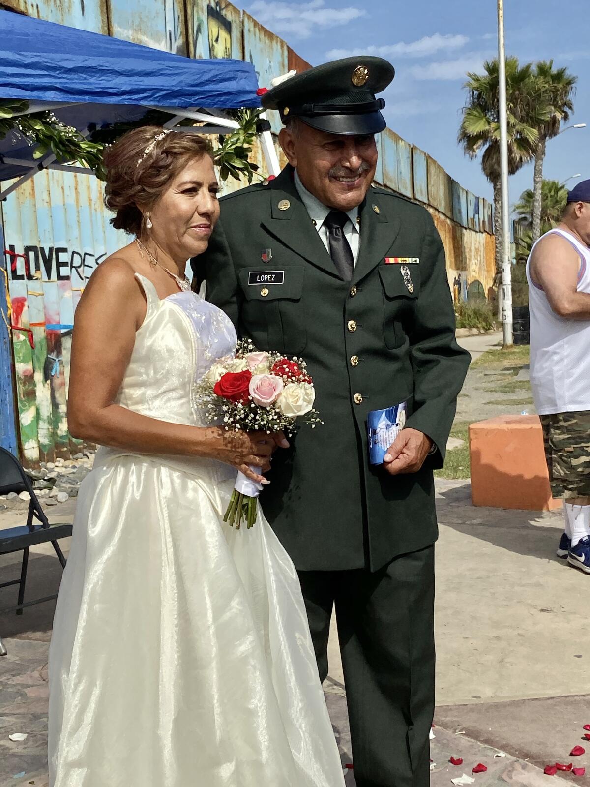 Florinda Mercado y Francisco López Moreno tras ser declarados marido y mujer en la frontera.