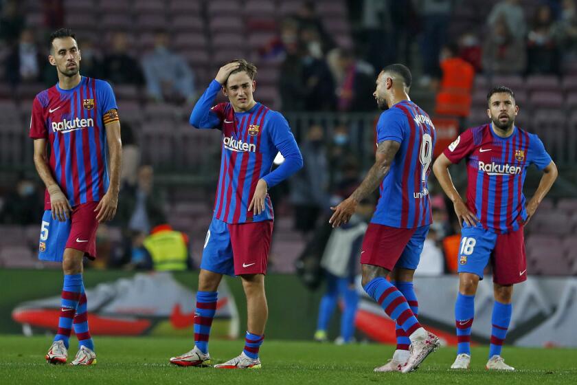 Los jugadores del Barcelona se lamentan tras el empate 1-1 en el partido de la Liga española ante el Alavés, el sábado 30 de octubre de 2021. (AP Foto/Joan Monfort)