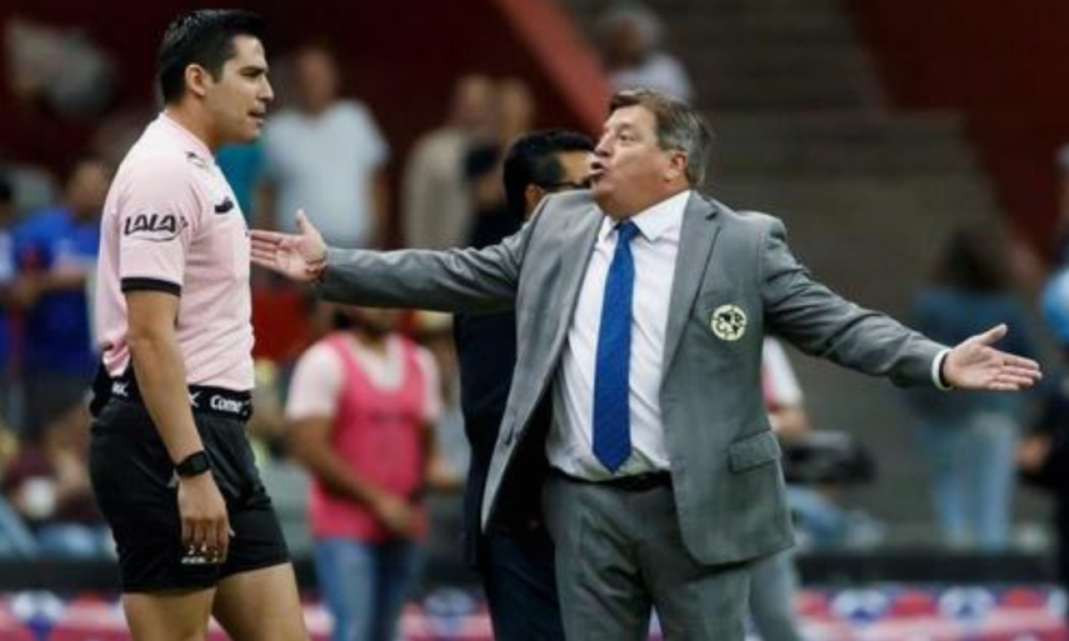 El director técnico del América, Miguel Herrera, le reclama a uno de los árbitros durante un partido entre Cruz Azul y América por la jornada 13 del Torneo Apertura del fútbol mexicano, en el estadio Azteca de Ciudad de México (México). EFE/José Méndez/Archivo