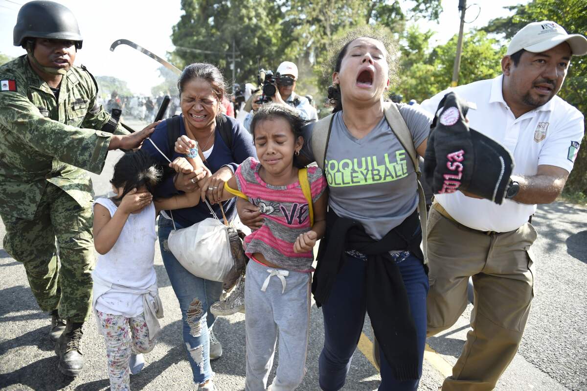 Migrantes centroamericanos -que se dirigen en una caravana a Estados Unidos- son bloqueados por miembros de la Guardia Nacional Mexicana en Ciudad Hidalgo, estado de Chiapas, México, el 23 de enero de 2020.