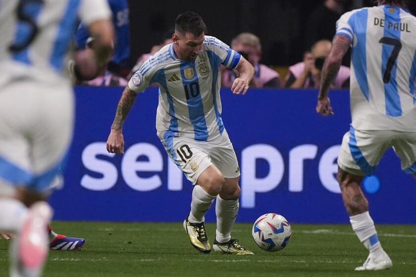 El delantero argentino Lionel Messi (10) avanza con el balón en el partido contra Canadá por el Grupo A de la Copa América, el jueves 20 de junio de 2024.