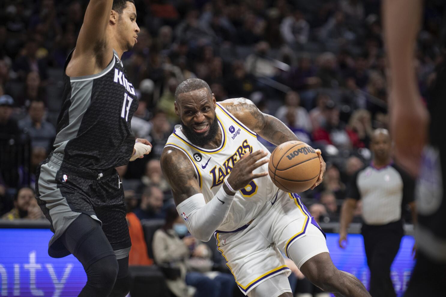 LeBron James reinjures ankle, uncertain for Denver Nuggets on Monday