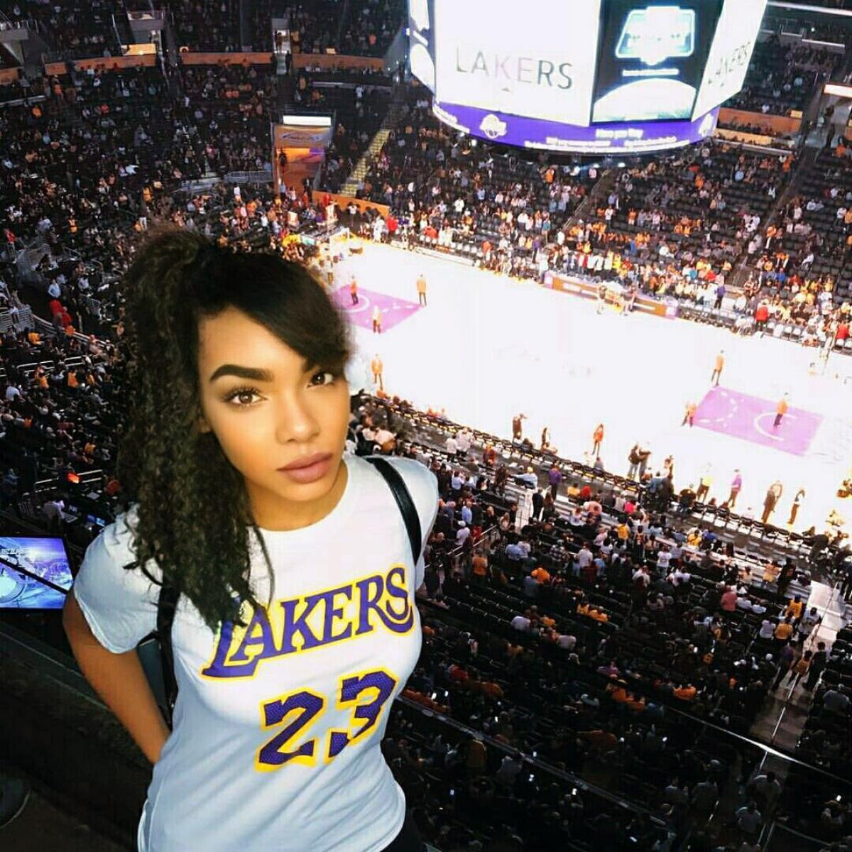 Lakers podcast host Vivian Flores poses at Staples Center in what many claim to be a photoshopped image.