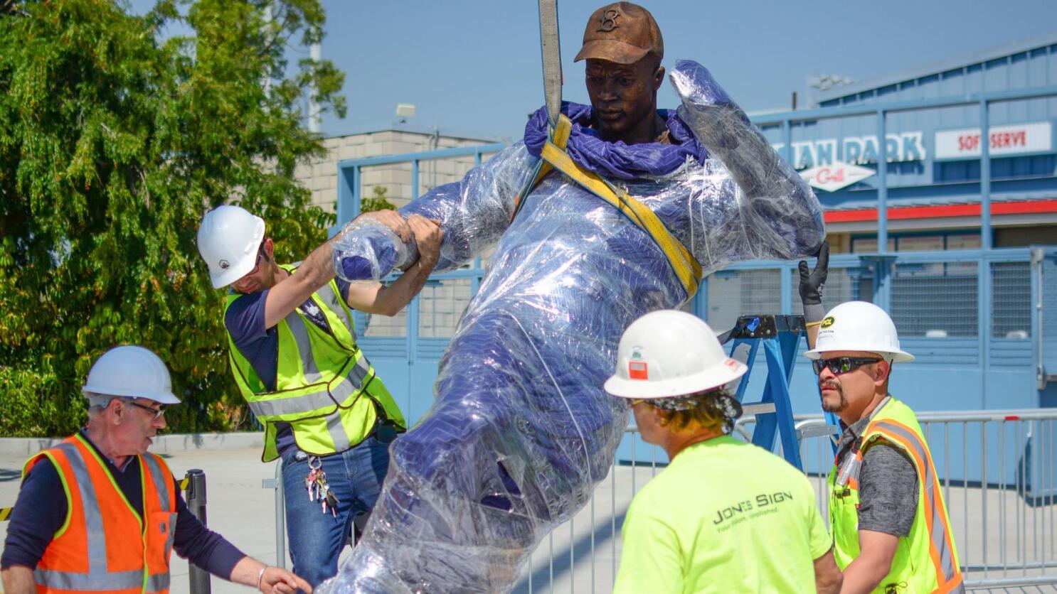 Dodgers gather at Jackie Robinson statue to pay respects