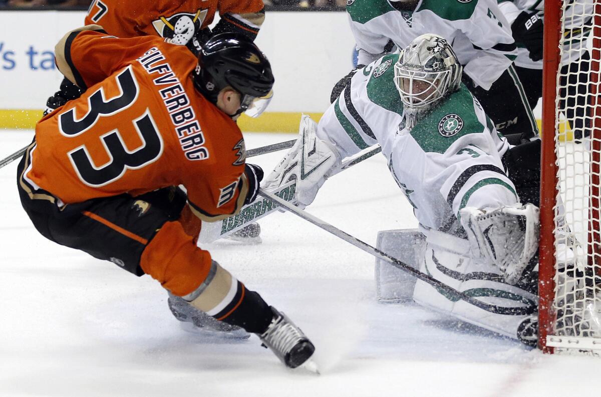 Stars goalie Antti Niemi (31) stops Ducks left wing Jakob Silfverberg (33) from scoring during the second period.