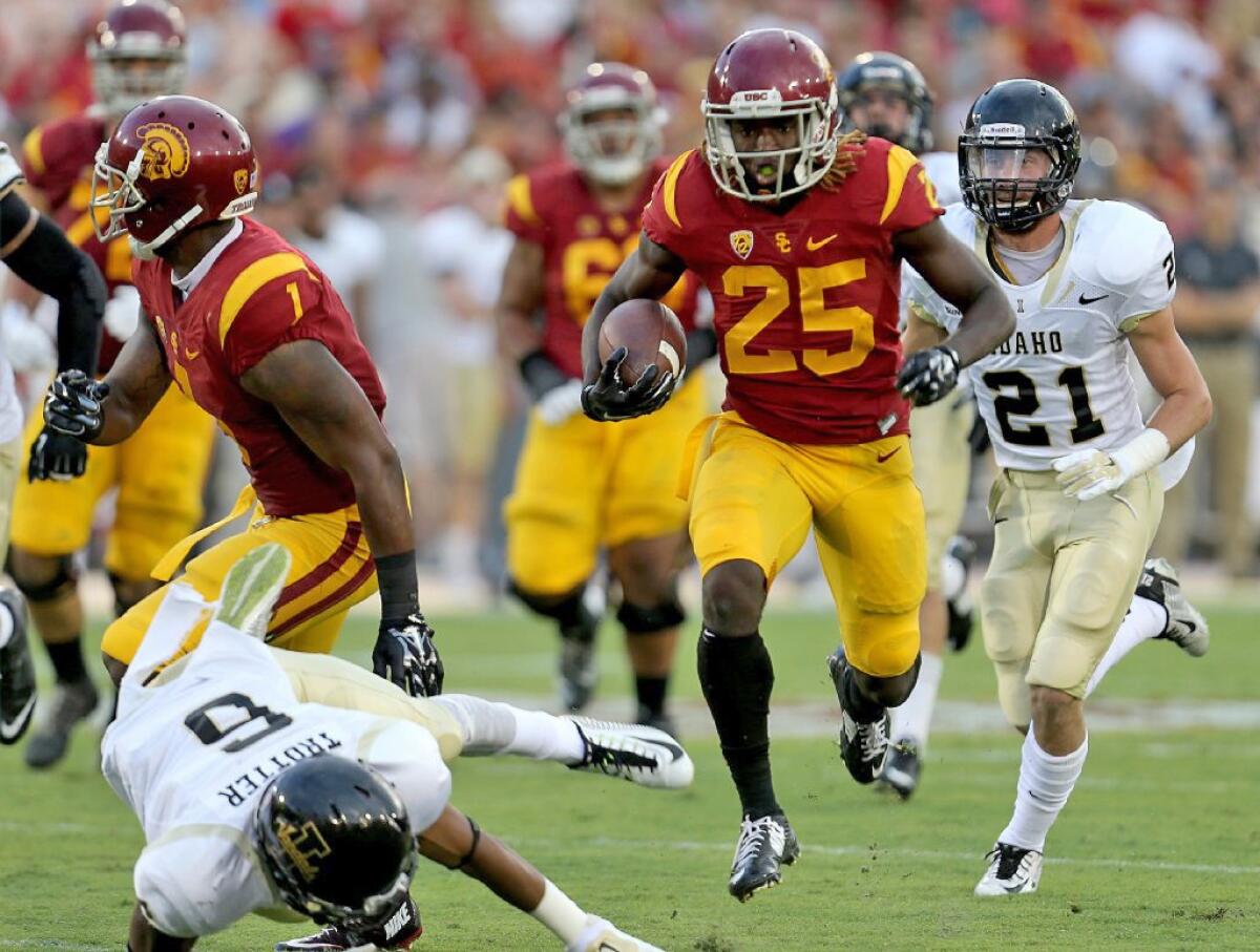 Trojans tailback Ronald Jones (25) gets a downfield block during a long run against the Vandals in the second quarter.