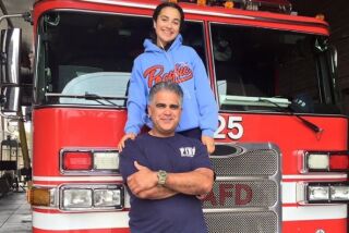 En esta foto de la familia aparece el bombero Francisco Aguilar junto a su hija Bella.