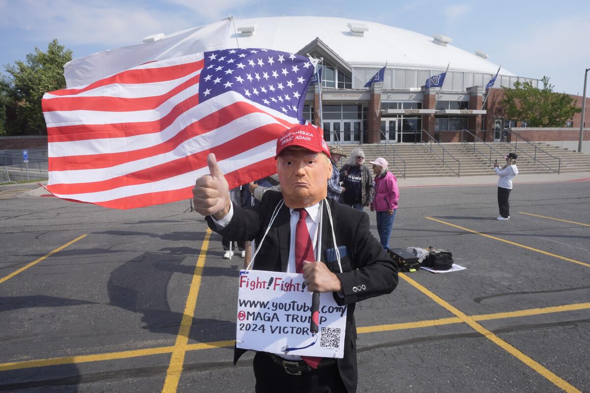 Personas esperan antes de un mitin de campaña del expresidente Donald Trump en Bozeman, 