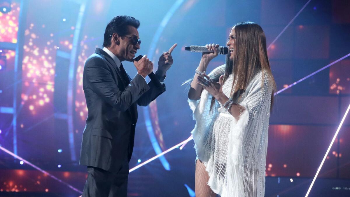 Marc Anthony and Jennifer Lopez perform the Pimpinela song "Olvídame y Pega la Vuelta" — about a breakup.