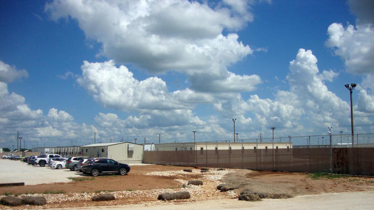 El Centro Residencial Familiar de South Texas es el más grande de los tres centros de detención familiar de la nación, alojando hasta 2,400 personas.