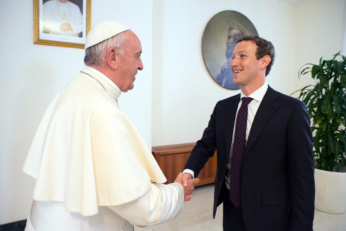 El papa Francisco se reúne con el fundador de Facebook Mark Zuckerberg en la residencia Santa Marta, donde vive el pontífice, el lunes 29 de agosto de 2016. (L'Osservatore Romano/Pool Photo via AP)