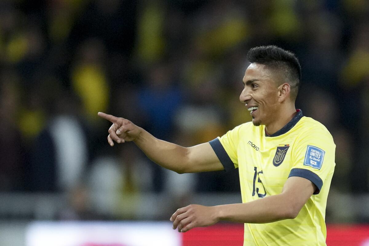 Ángel Mena, de la selección de Ecuador, festeja luego de marcar ante Chile 