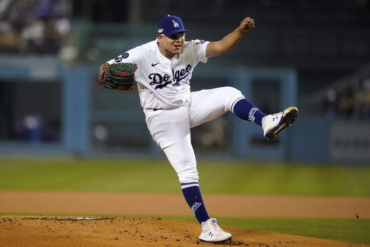 El lanzador inicial de los Dodgers de Los Ángeles, Julio Urías, lanza