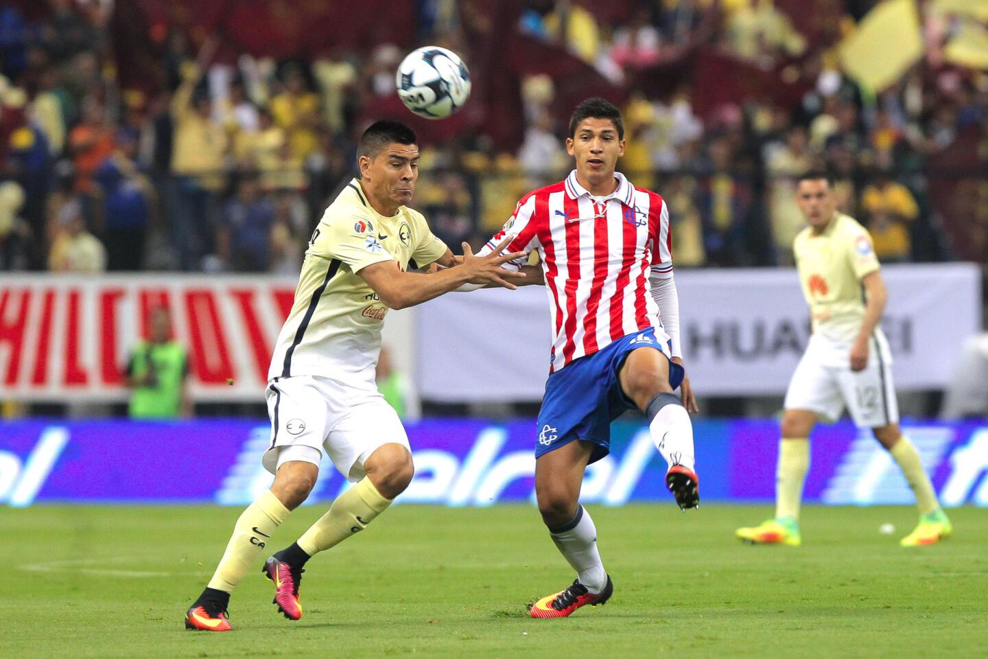 Paolo Goltz (i) de América disputa el balón con Ángel Saldivar (d) de Chivas, en juego correspondiente a la jornada 7 del torneo mexicano de futbol celebrado en el estadio Azteca en Ciudad de México.