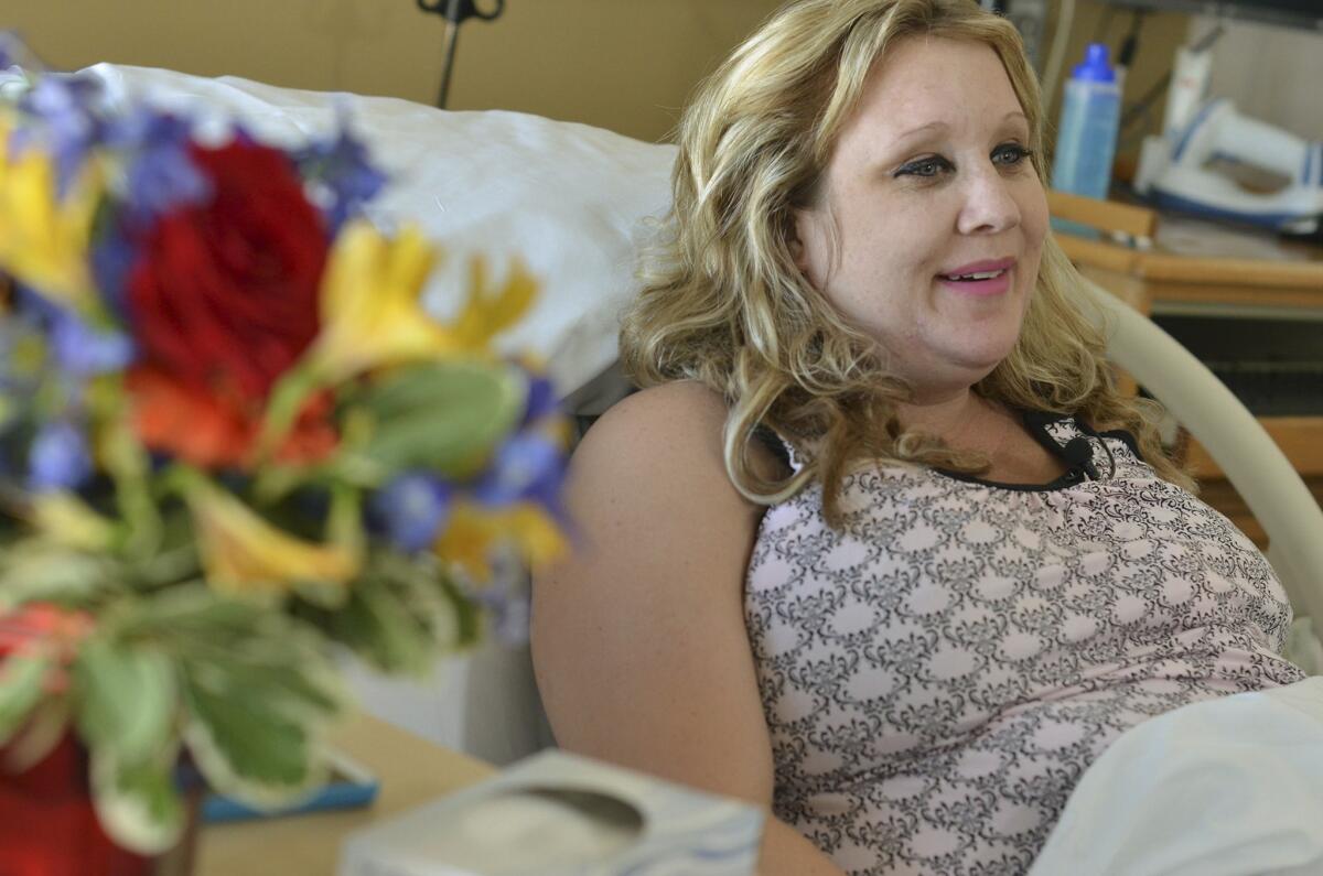 Stacie Trsaoras, de 37 años, y quien está esperando trillizos, platica desde su habitación en el centro médico de Fresno, California, el 22 de junio de 2015. Tres tríos de trillizos han nacido en este hospital en junio y anticipan que la racha continúe con Trsaoras. (Silvia Flores/The Fresno Bee vía AP)