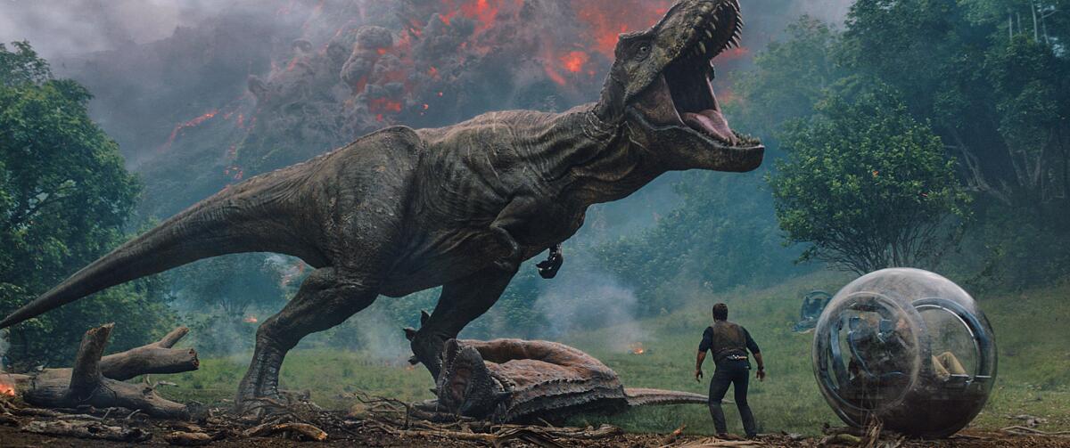 Fotograma cedido donde aparece el actor Chris Pratt como Owen Grady, frente de un dinosaurio T. Rex, durante una escena de "Jurassic World: Fallen Kingdom" que llega este fin de semana a la cartelera.