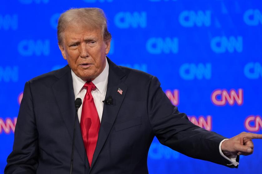 El candidato republicano a la presidencia, el expresidente Donald Trump, habla durante un debate presidencial organizado por CNN con el presidente Joe Biden, el jueves 27 de junio de 2024, en Atlanta. (AP Foto/Gerald Herbert)