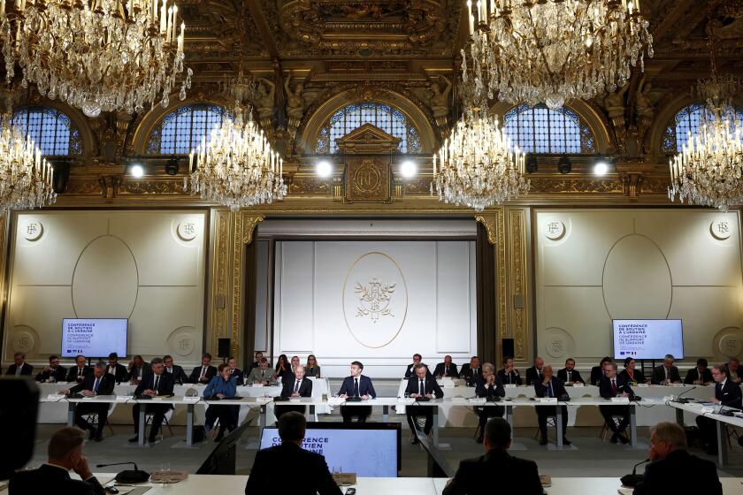 El presidente de Francia Emmanuel Macron, al centro, pronuncia un discurso en el Palacio del Elíseo, el lunes 26 de febrero de 2024, en París. (Gonzalo Fuentes/Pool via AP)