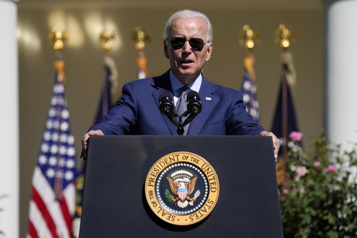 El presidente Joe Biden habla durante una celebración 