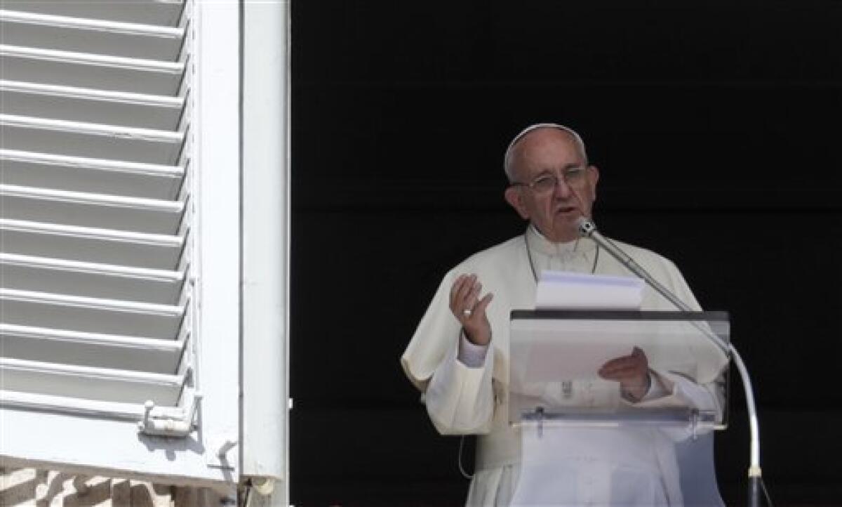 EEl papa Francisco pidió el domingo a la gente que rece por la paz el martes, día en el que se reunirá con líderes de otras religiones en la ciudad de Asís.