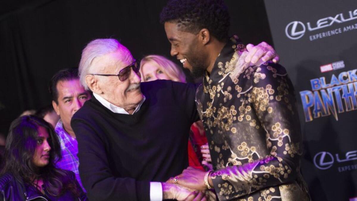 El icono de Marvel Stan Lee y la estrella Chadwick Boseman en el estreno de 2018 de “Black Panther”, basado en un personaje de Marvel creado por Lee y Jack Kirby en 1966.