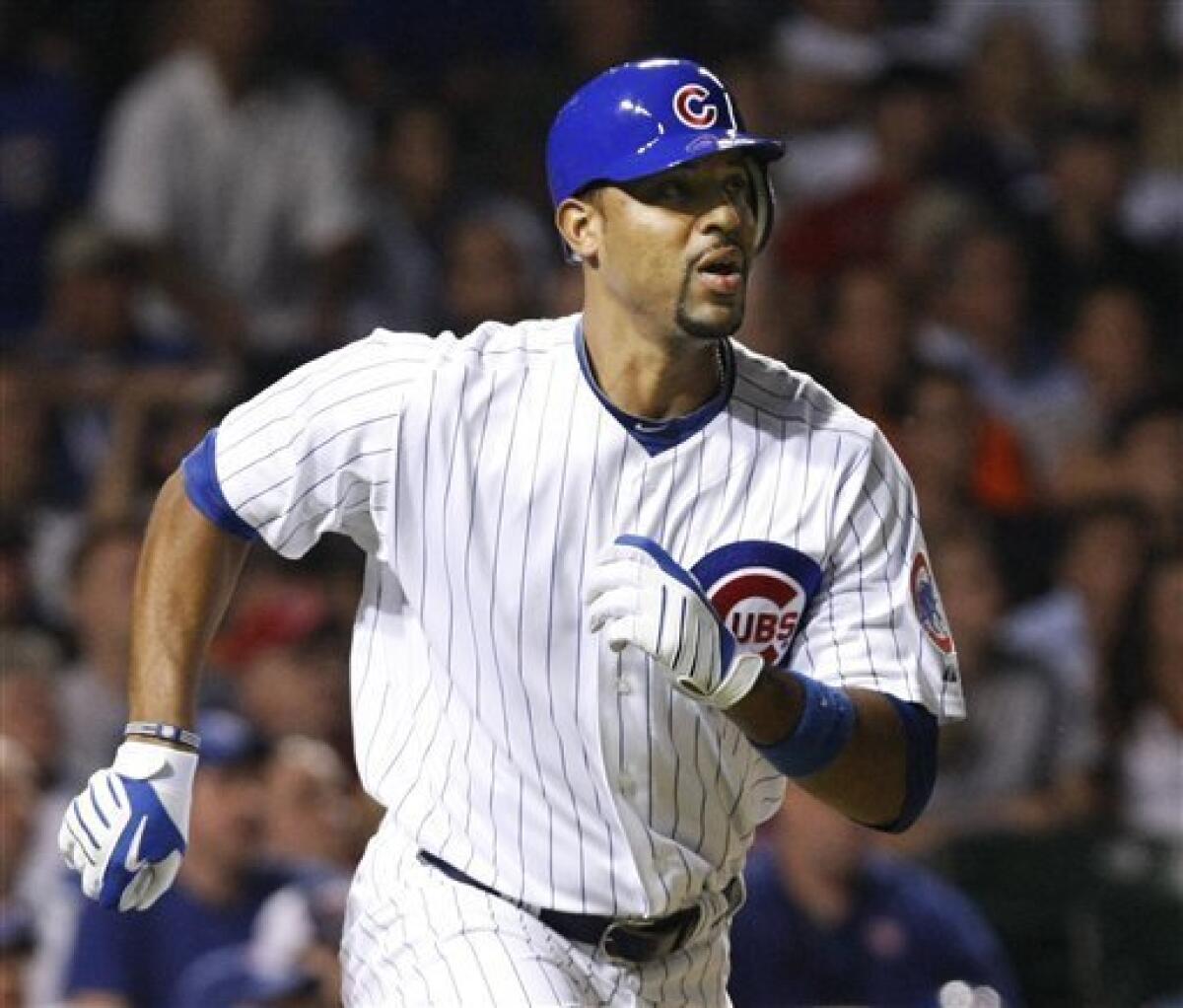 Chicago Cubs first baseman Derrek Lee (25) watches as the ball