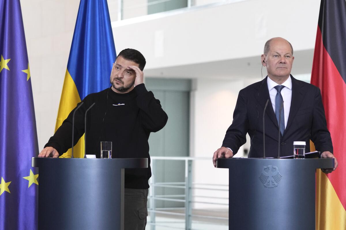 Ukrainian President Volodymyr Zelensky, left, and German Chancellor Olaf Scholz 