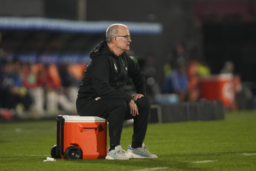 El técnico de Uruguay Marcelo Bielsa durante el partido contra Paraguay por las eliminatorias del Mundial, el viernes 6 de septiembre de 2024, en Montevideo. (AP Foto/Matilde Campodónico)