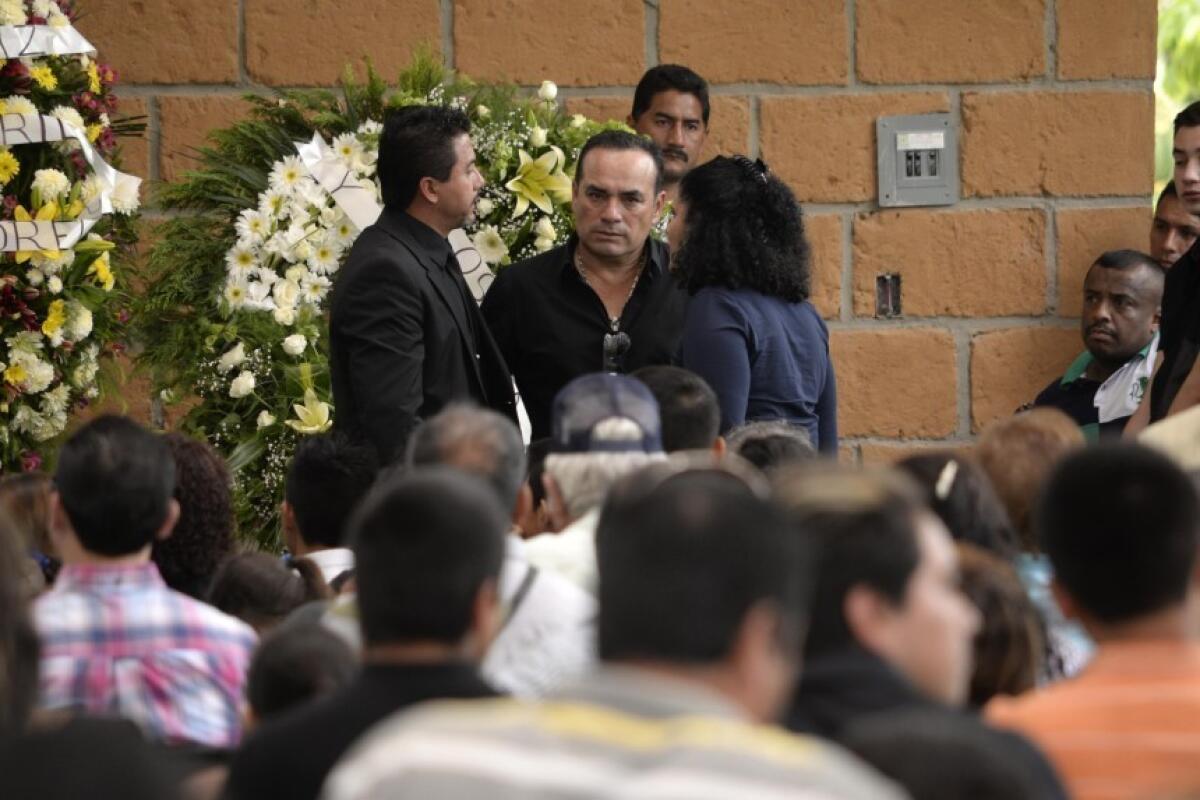 Federico Figueroa durante el funeral de su hermano, el cantante mexicano Joan Sebastian, frente a la casa de éste en Teacalco, México.