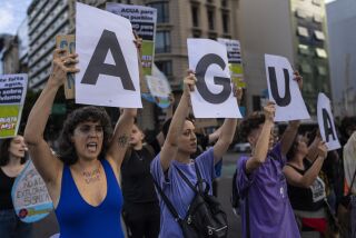 Activistas forman un cartel que dice agua durante una protesta en el Día Mundial del Agua en Buenos Aires, Argentina, el 22 de marzo de 2023. (AP Foto/Rodrigo Abd)