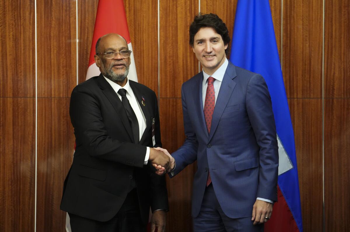 El primer ministro canadiense Justin Trudeau, derecha, participa de una reunión bilateral con el primer ministro de Haití