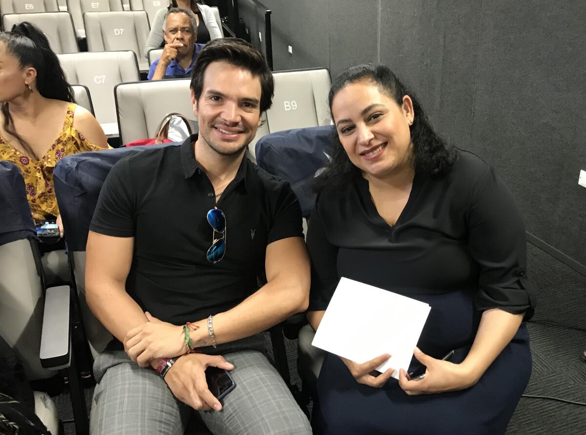 Andrés Zuno y Estrella Araiza, antes de la conferencia.