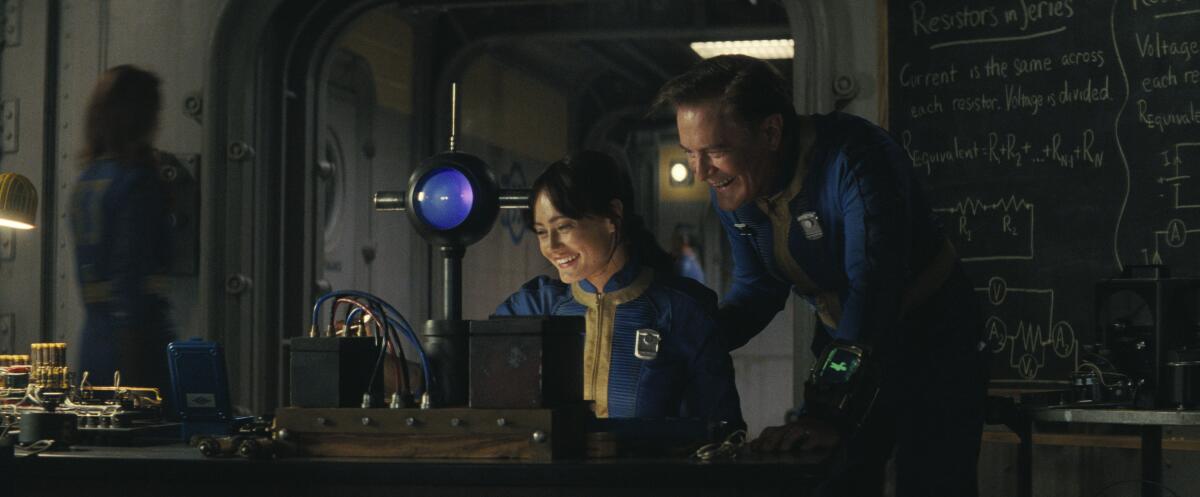 En esta imagen proporcionada por Prime Video, Ella Purnell, izquierda, y Kyle MacLachlan en una escena de "Fallout".