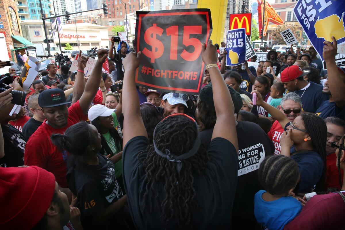 Manifestantes se reúnen afuera de un McDonald’s en Chicago para exigir un aumento de salario a 15 dólares la hora el miércoles 25 de mayo de 2016. (Antonio Perez/Chicago Tribune vía AP)